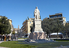 グイド・モナコ広場のサルヴィーノ・サルヴィーニ作「グイド・モナコ」記念像