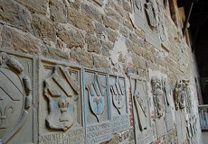 翼壁に飾られたフィレンツェの貴族たちの石製紋章