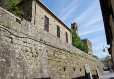 ポッピ歴史地区を取り囲む中世の城壁