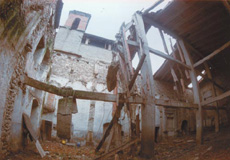 修復前の旧教会の廃墟