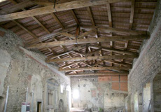修復後の旧教会の木製化粧屋根裏天井